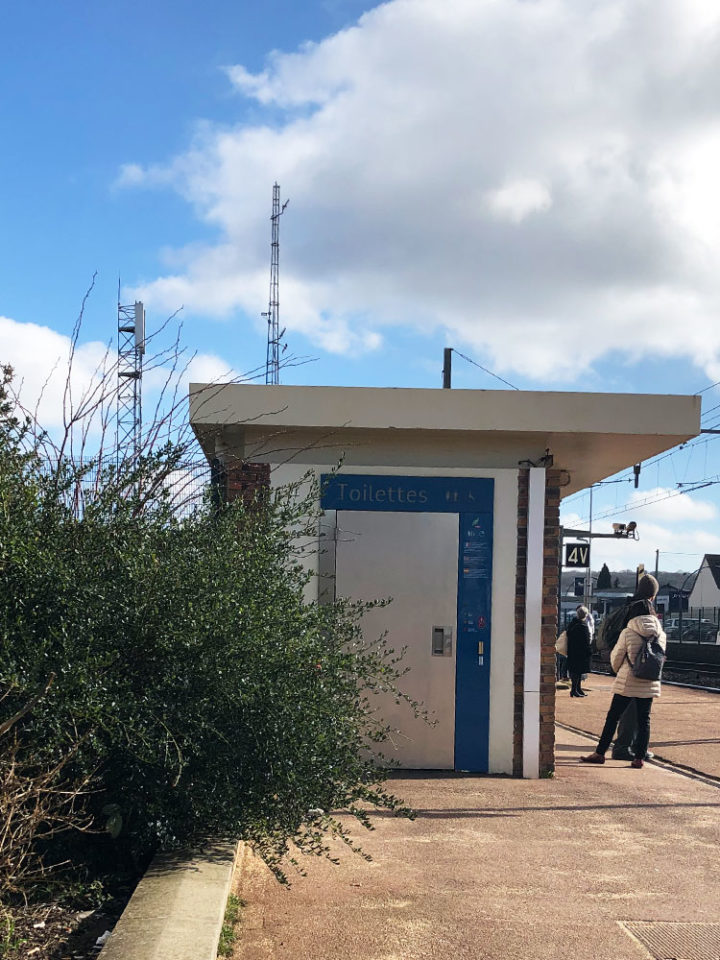 VILLEPREUX LES CLAYES駅のプラットホームにあるトイレ