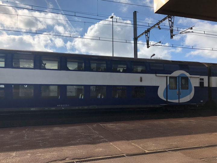 VILLEPREUX LES CLAYES駅のプラットホームの様子