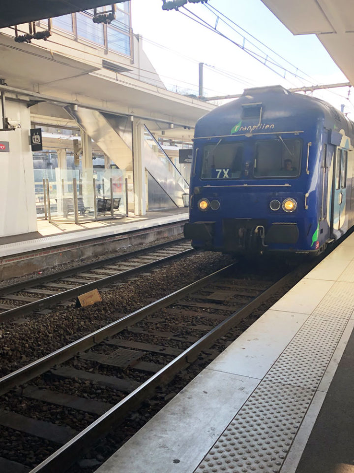 VILLEPREUX LES CLAYES駅に到着する列車