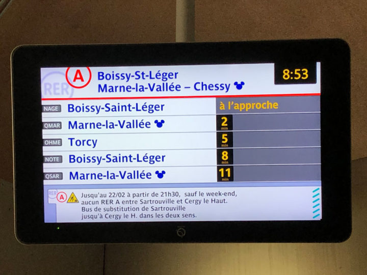 RER A線　構内にある時刻表　ミッキーマウスのマークが付いている