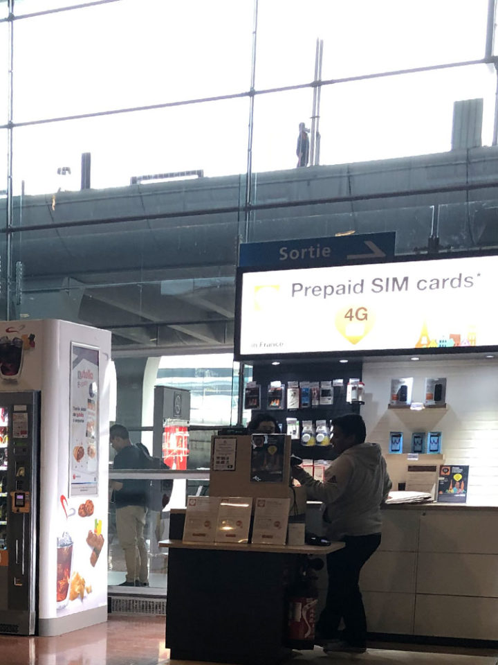 シャルル・ド・ゴール空港内の販売所の写真です