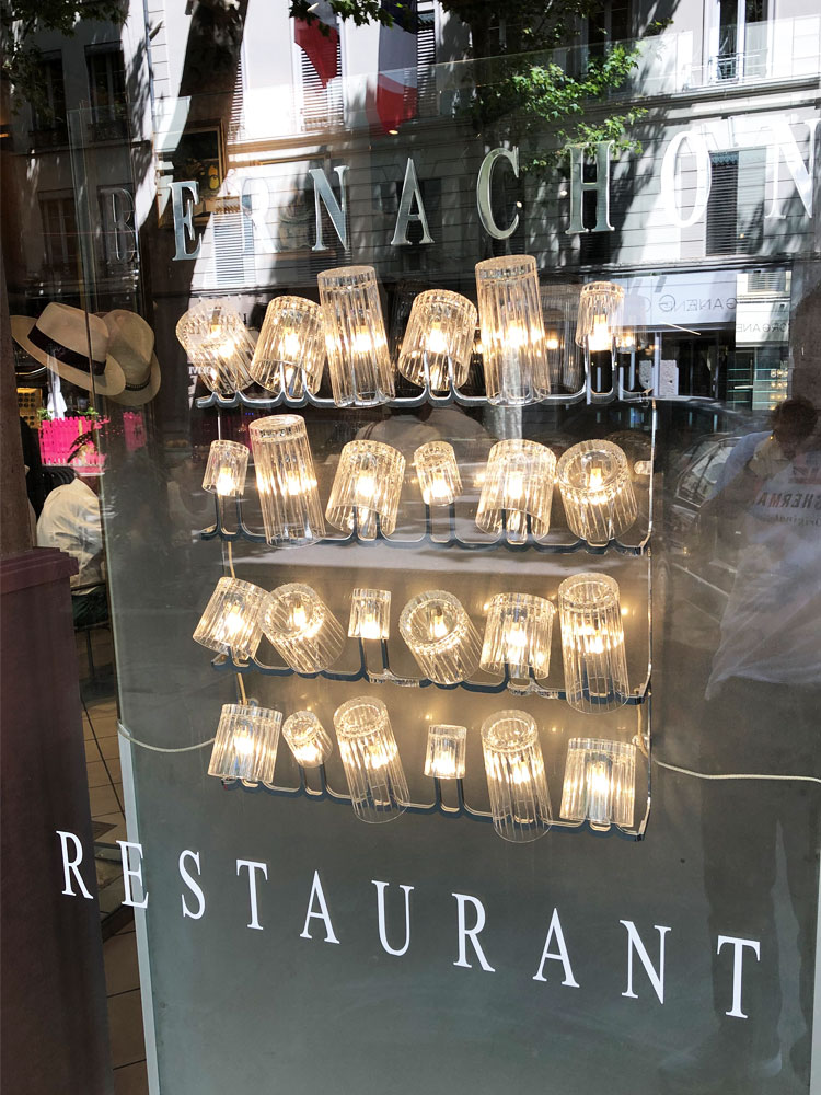 Show windows in restaurants