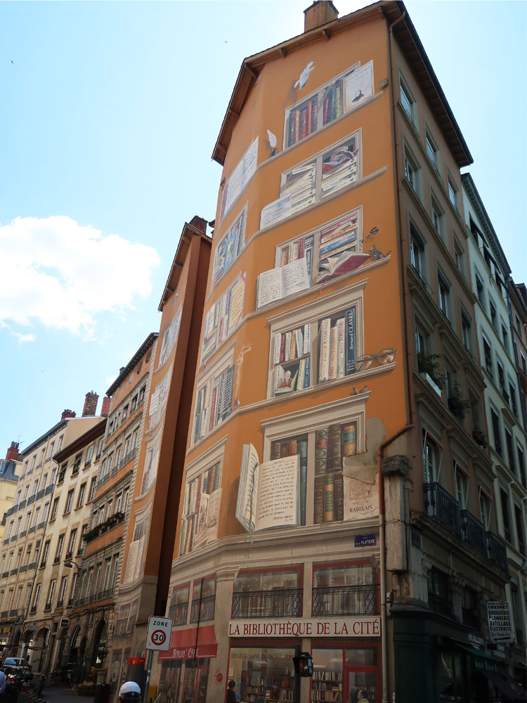 Exterior view of Fresque La bibliothèque de la cité