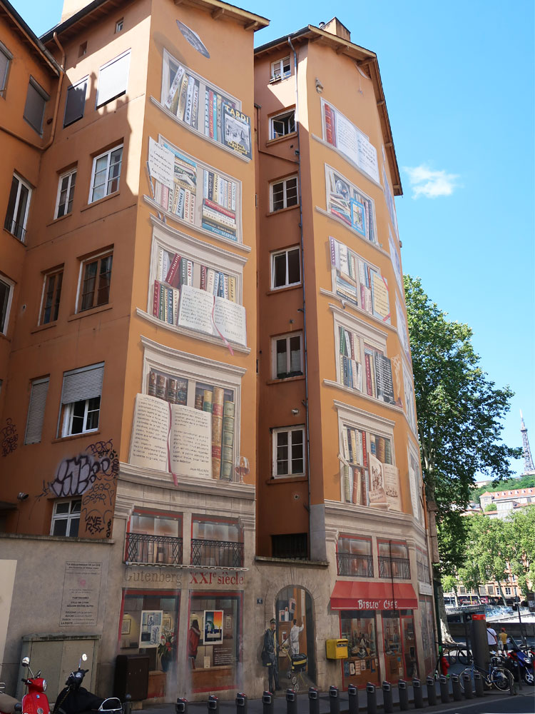 Exterior view of Fresque La bibliothèque de la cité