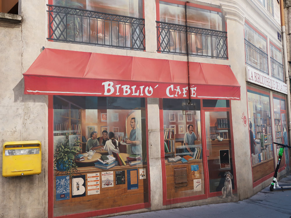 Trompe l'oeil of a café.