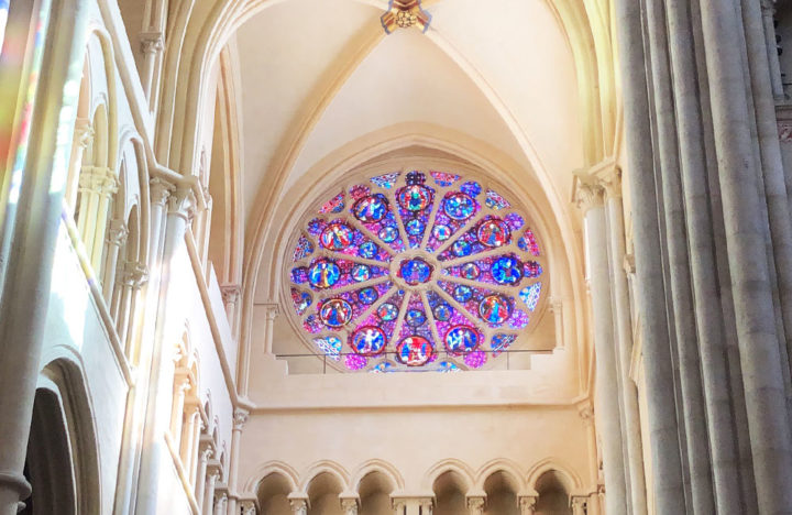 13世紀に製作されたバラ窓です。