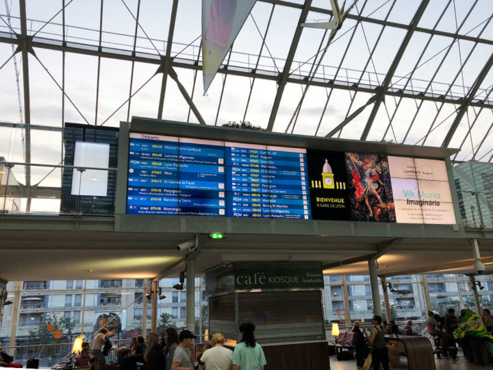 リヨン駅の電光掲示板です。