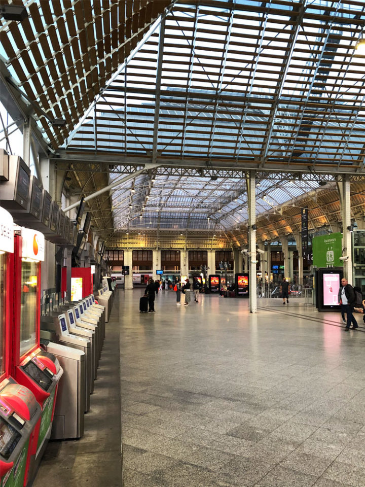 Paris Gare de Lyon　早朝の駅構内の写真です。