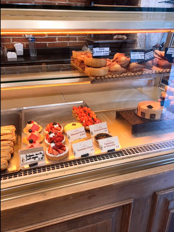 Cakes are lined up in the showcase.