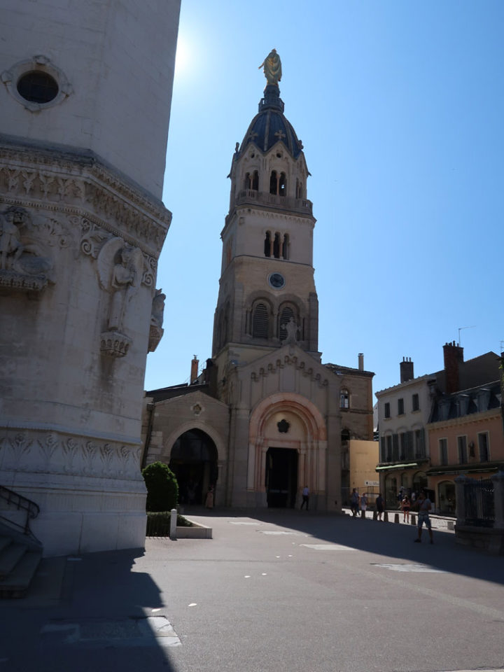 右側の奥にあるのが、LA CHAPELLE DE LA VIERGE（聖母礼拝堂）になります。