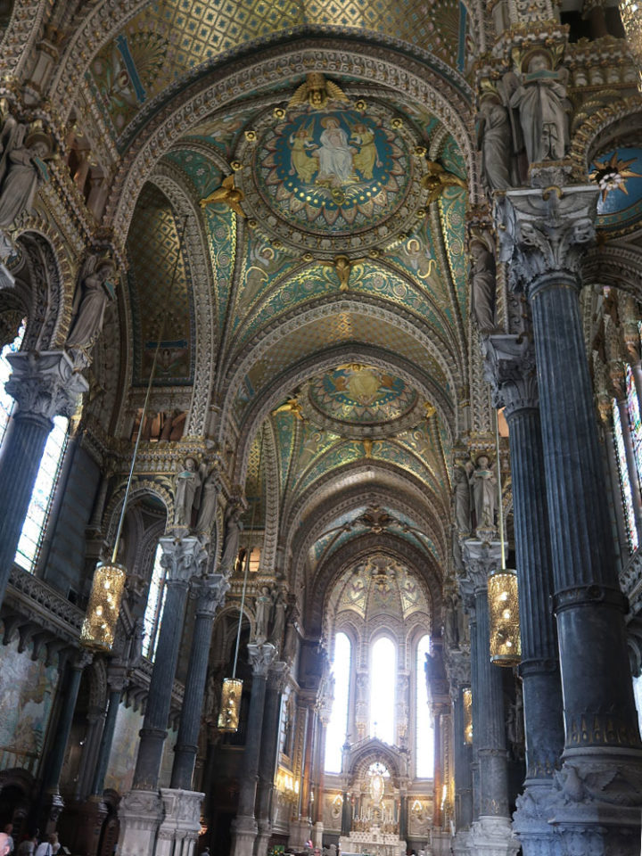 ノートルダム大聖堂　La basilique　の内部です。