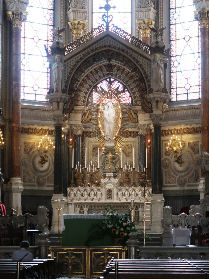 1892年、Paul-Émile Millefaut（1848-1907)により製作された祭壇です。