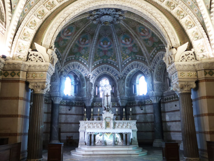ノートルダム大聖堂　下部の教会の祭壇です