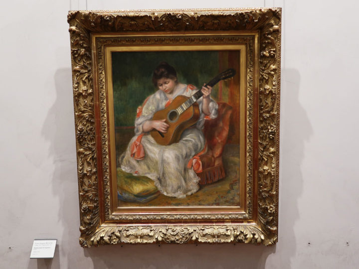 Femme jouant de la guitare