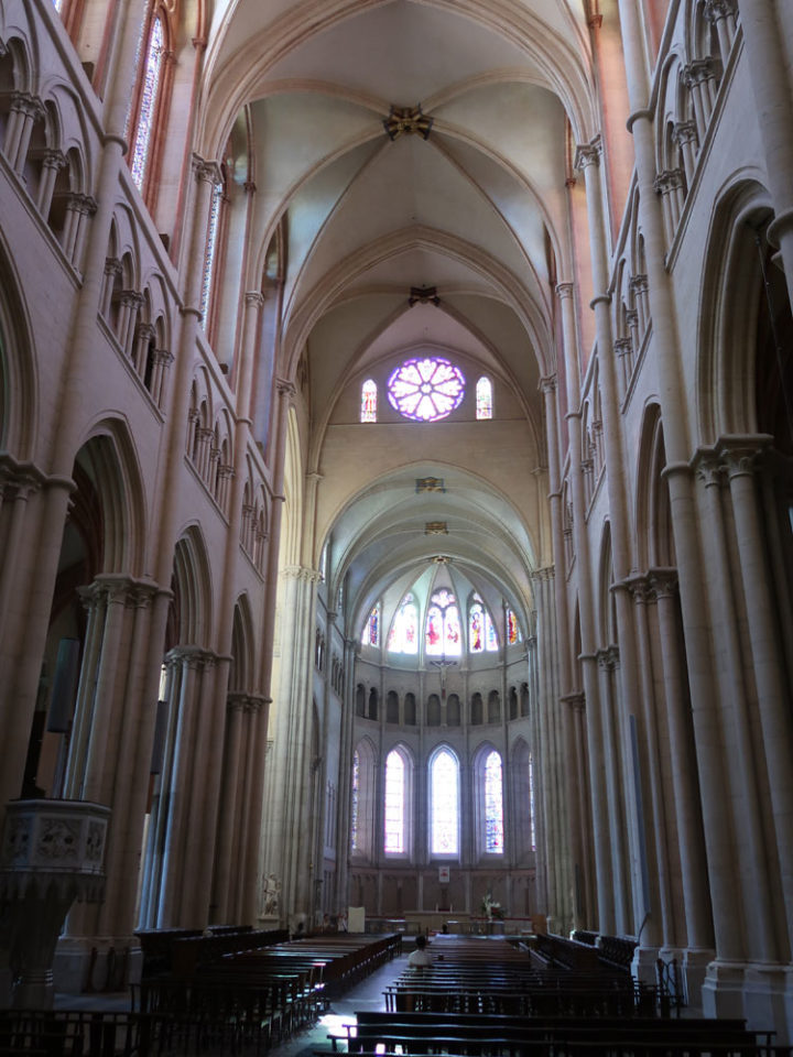 Cathédrale Saint-Jean-Baptisteの内部の様子です。