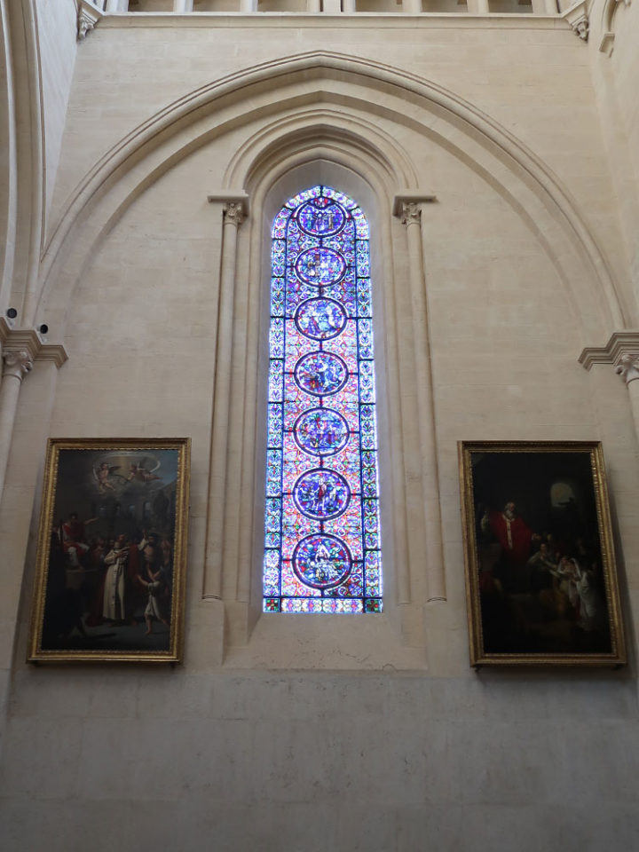 Cathédrale Saint-Jean-Baptisteにある大変美しいステンドグラスです。