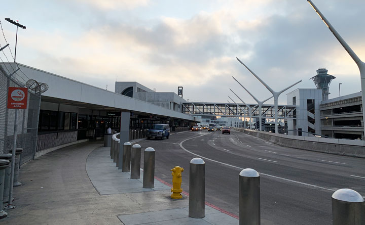 ロサンゼルス国際空港TBITから見る、ターミナル２とターミナル３。