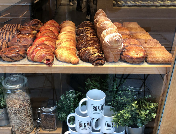 Breads are lined up in the showcase.