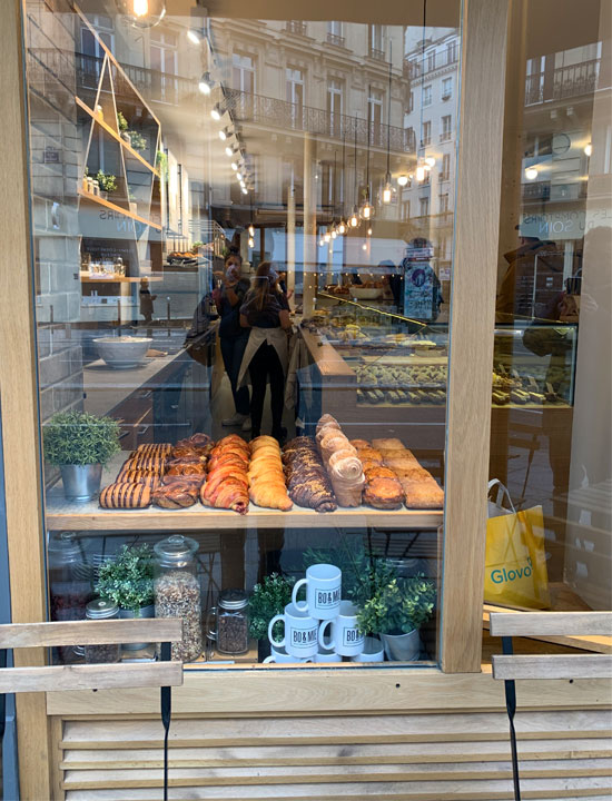 Breads are lined up in the showcase.