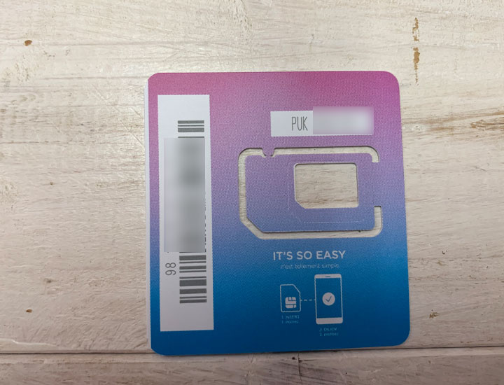 SIMカードのケースには重要な情報が記載されています。