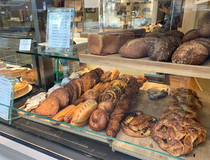 Breads are lined up in the showcase.