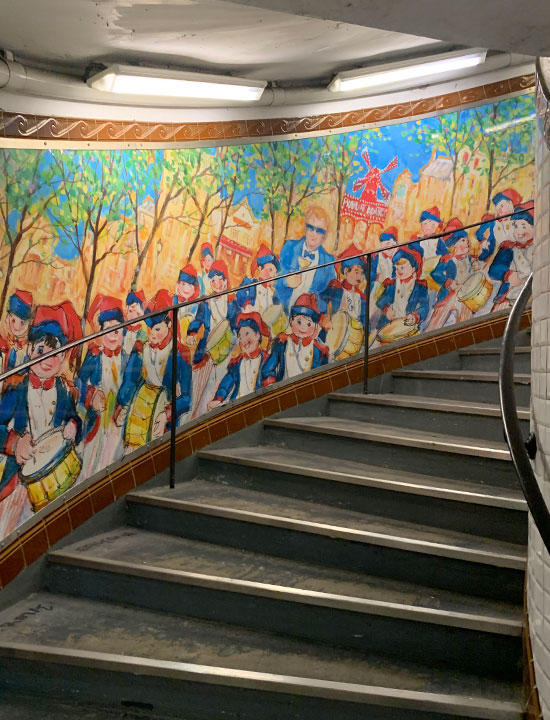 Abbesses駅の螺旋階段に描かれたムーランルージュとマーチングバンドです