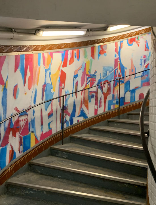 Abbesses駅の螺旋階段に描かれた壁画。