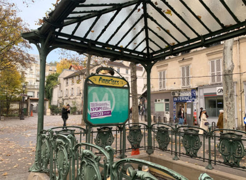 アベス駅(Abbesses) メトロ12号線 アールヌーボー様式の入り口と36メートルの階段がある パリで最も深い場所にある駅 タビパリラックス
