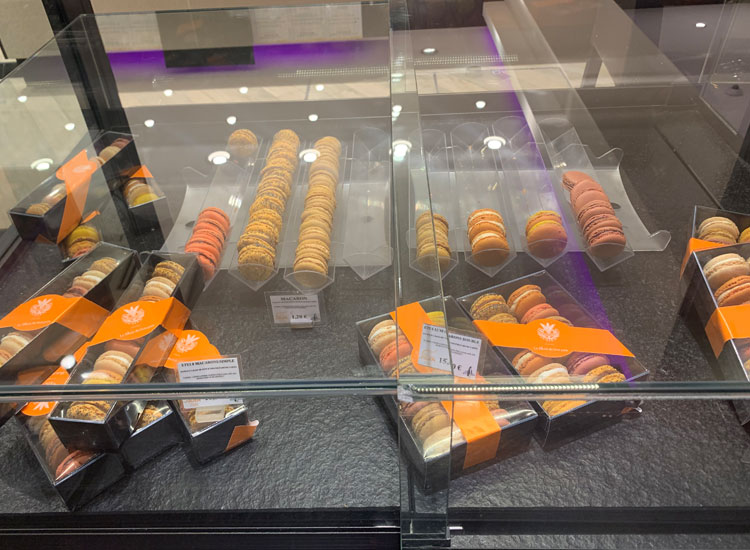 These are the macaroons in the showcase.