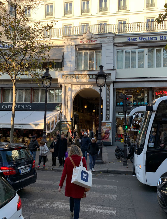 Entrance/exit on rue Montmartre.