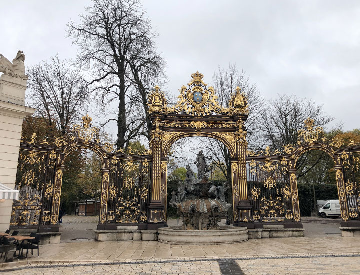 スタニスラス広場の黄金の門