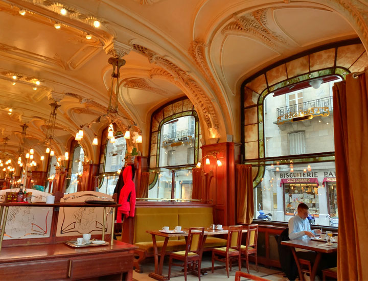 Inside Brasserie Excelsior Nancy.