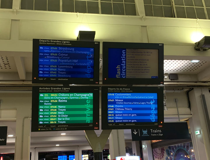 パリ東駅にある時刻表です。