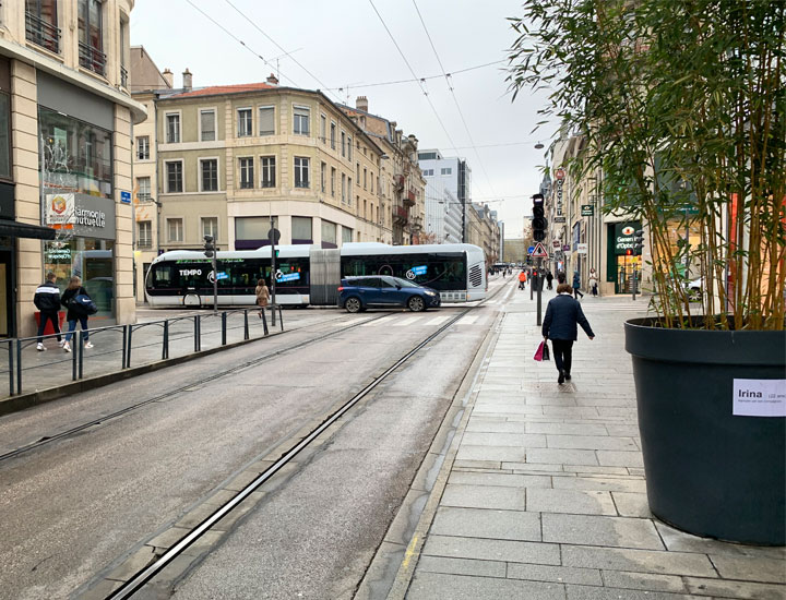 Trams run along rue Saint-Georges.