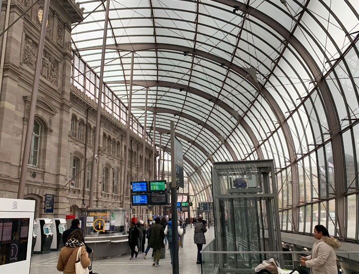Gare de Strasbourgのファザードの中の様子です