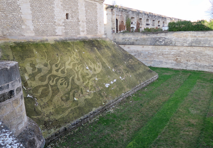 Donjon de Vincennes　ダンジョン・ドゥ・ヴァンセンヌの堀です。