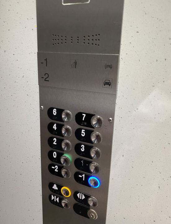 エレベーターのボタンです。