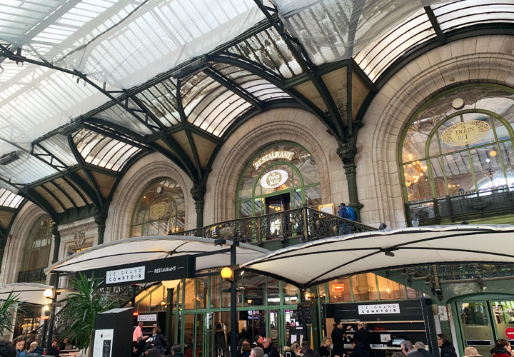 パリ・リヨン駅Hall 1にある歴史的なレストラン、Le Train Bleu。