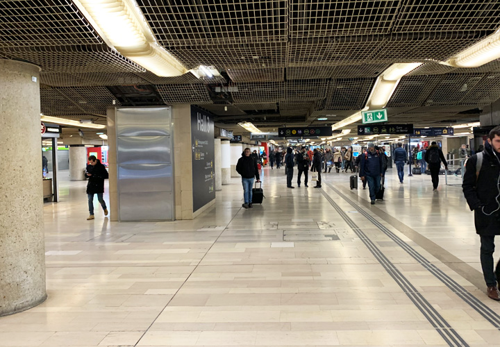 パリ・リヨン駅に地下通路です。