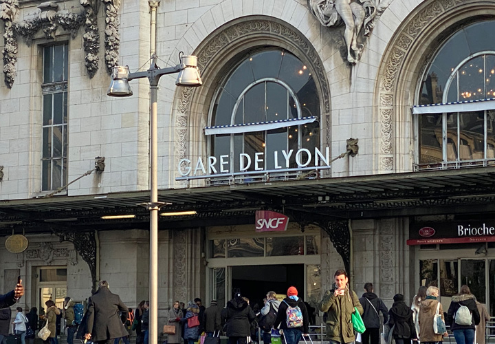 パリ・リヨン駅の外観です。