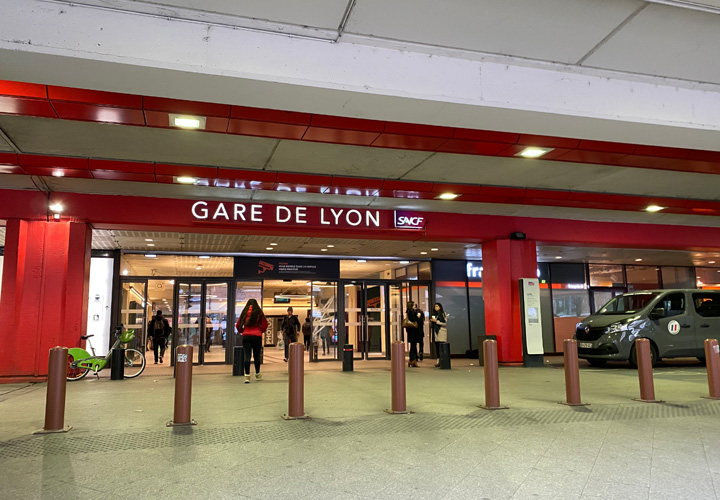 パリ・リヨン駅の地下の入り口です。
