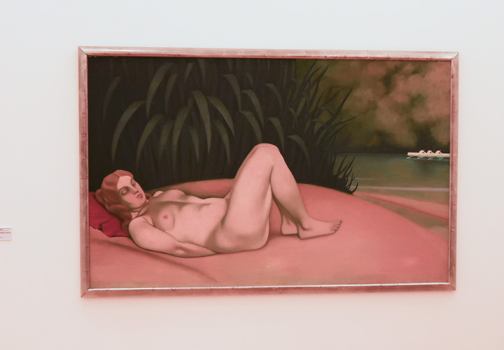 Femme nue dormant au bord de l'eau