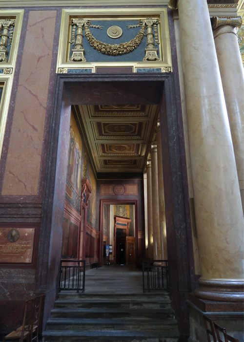 レンヌ大聖堂内部の写真　側廊