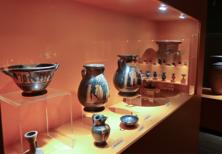 ギリシャのロードス島から出土した壺や花瓶など