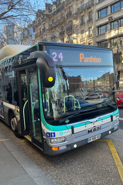 パリ　バス　24番線