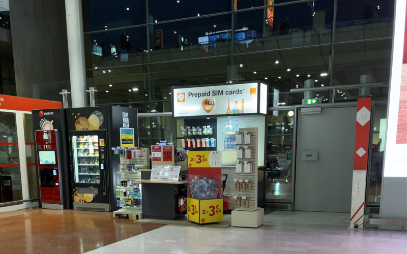 シャルル・ド・ゴール空港内のOrange Holiday販売所の写真です