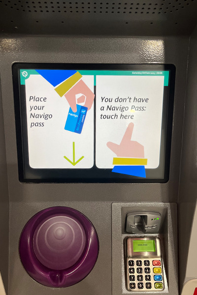 右側の「You don't have a Navigo Pass : touch here」を選択します。